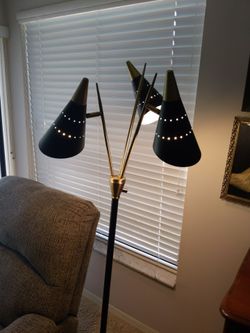 Standing 3 bulb lamp
