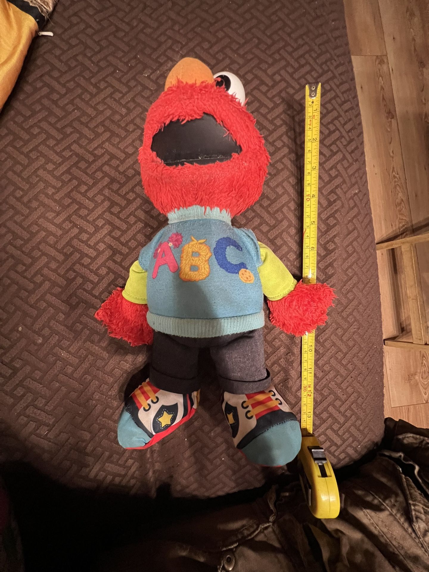 Sesame Street Elmo Plush Doll Laughs Takkin ABC Song Giggles 13.5-inch