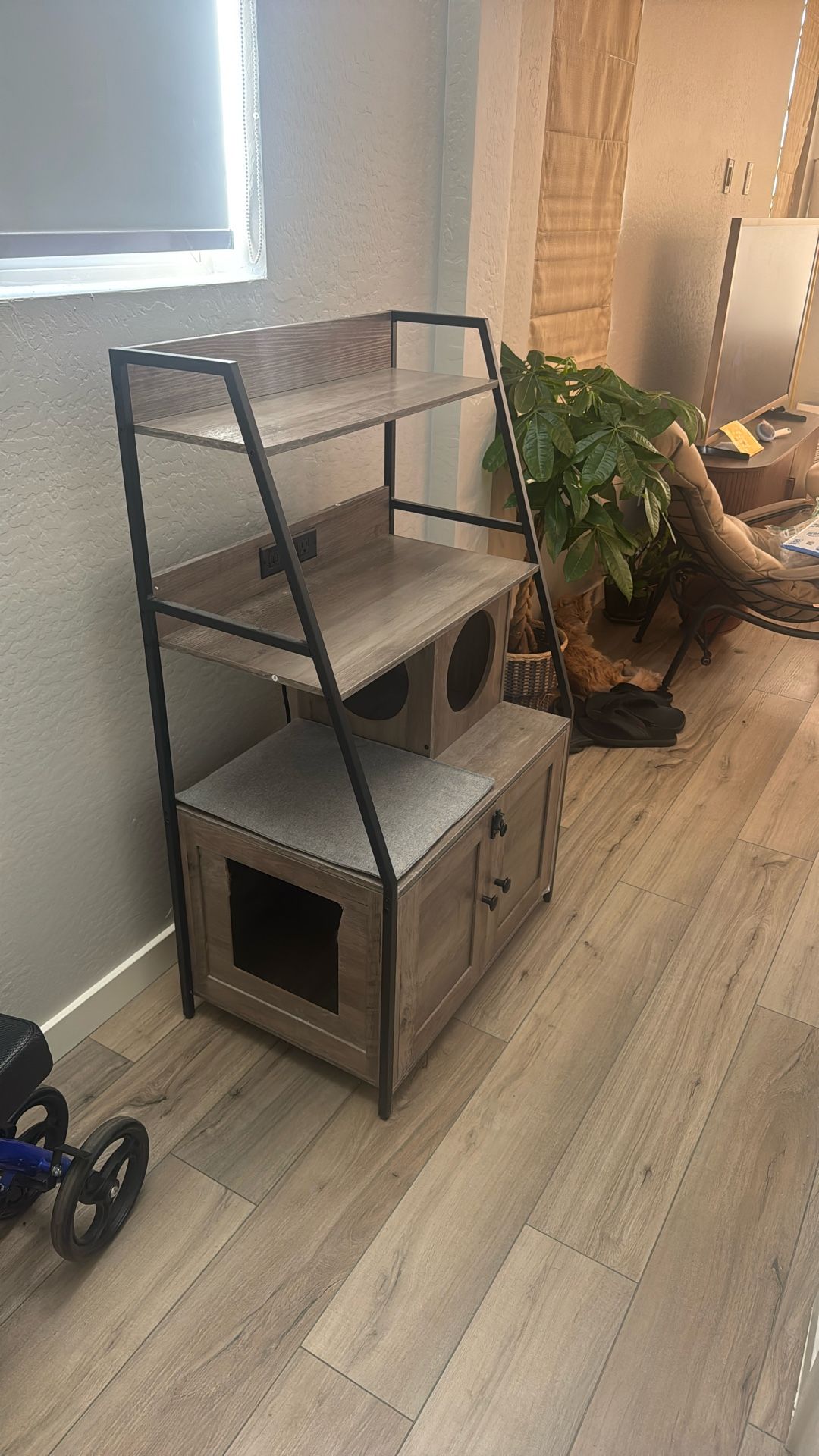 Litter Box Enclosure Shelf Storage Charging Station