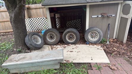 Tire 31 x10, 50R15lT. $200 Wheels And Tires.