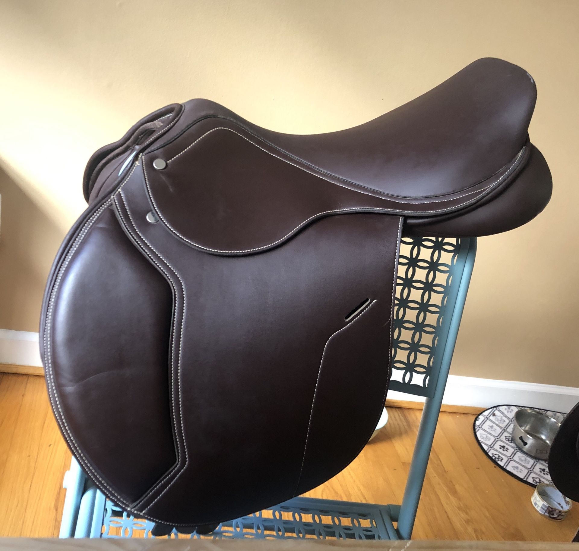 17” English Jumping Saddle. EXCELLENT condition.