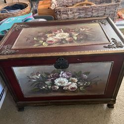 Free wooden felt-lined chest
