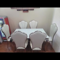Metal dinning tabe with glass top and 6 leather chairs in really good condition no scratches. Table size 59 × 36