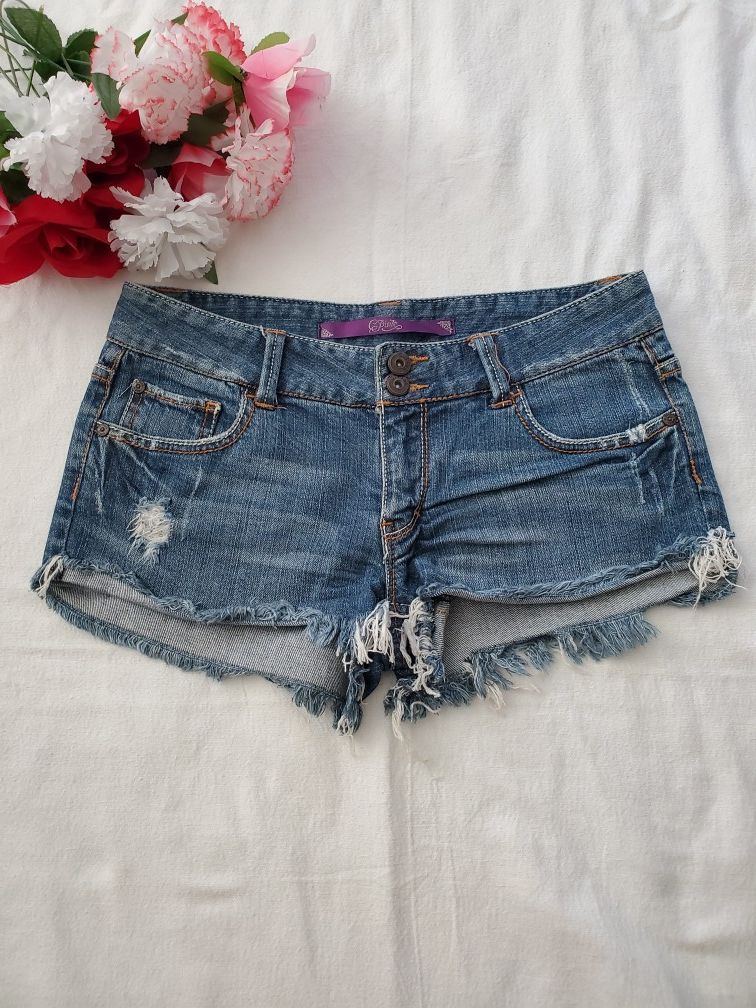 Denim shorts fringe -size 5 Juniors- can't pickup, no problem! I'll ship it to you same day!