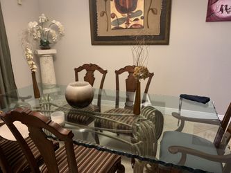 Diningroom table and chairs