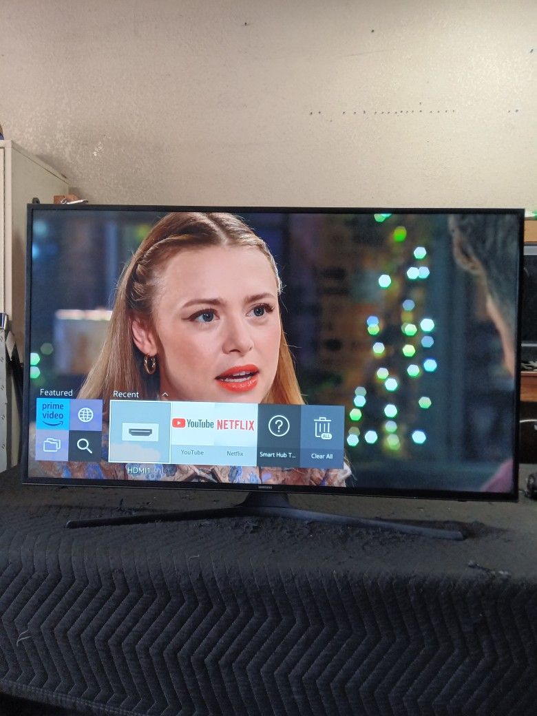 40 inch samsung smart tv beautiful tv comes with remote shows great quality picture works perfect guaranteed