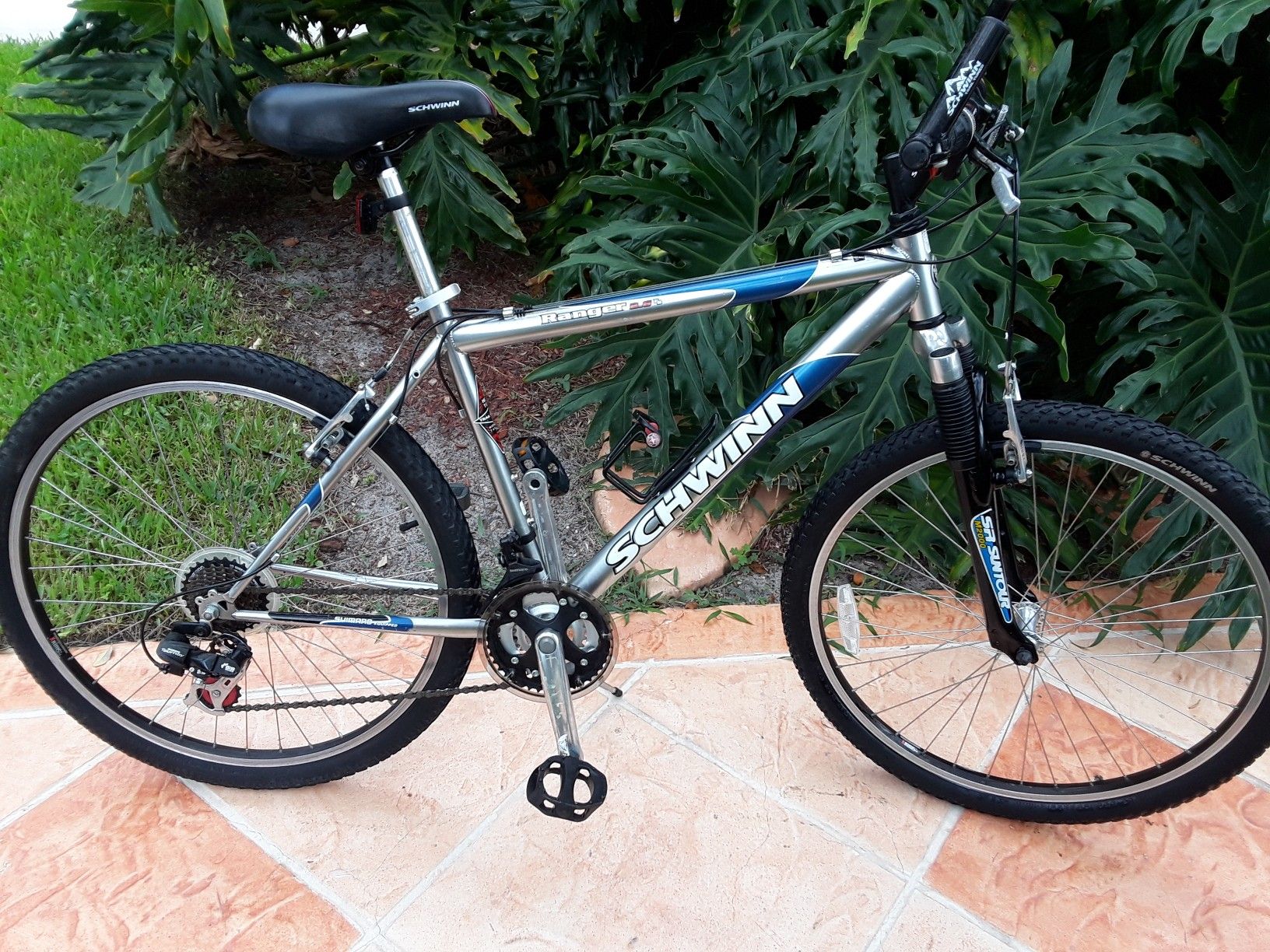 SCHWINN RANGER 2.6FS MOUNTAIN BIKE. ALMOST NEW.