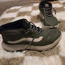 Vans MTE Crosspath Mid shoes in the Grape Leaf colorway, featuring a durable, water-resistant upper designed for all-terrain use