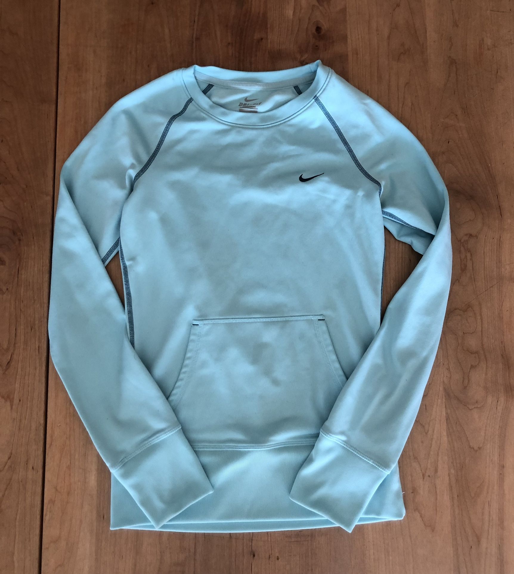 Nike Athletic Top Women’s XS Very Good Condition!