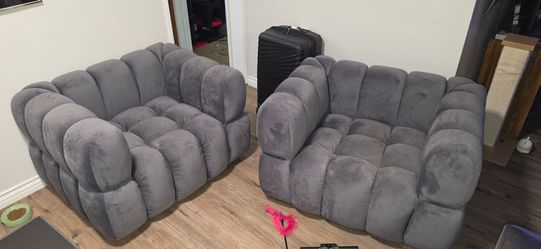 2x cushioned chairs