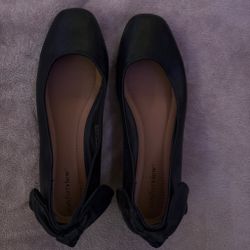 Black flats with bow detail