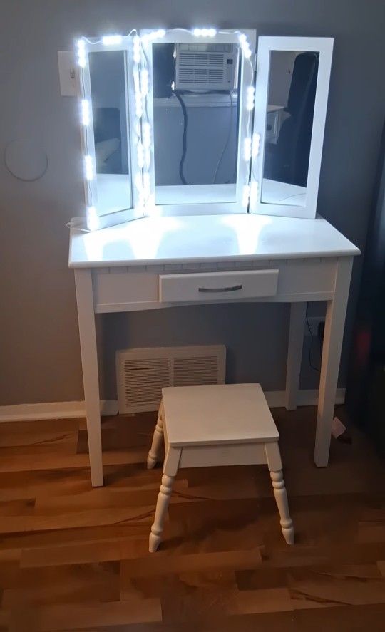 Girls Vanity Mirror With Stool 