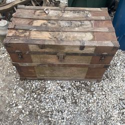 Vintage Trunk. $25