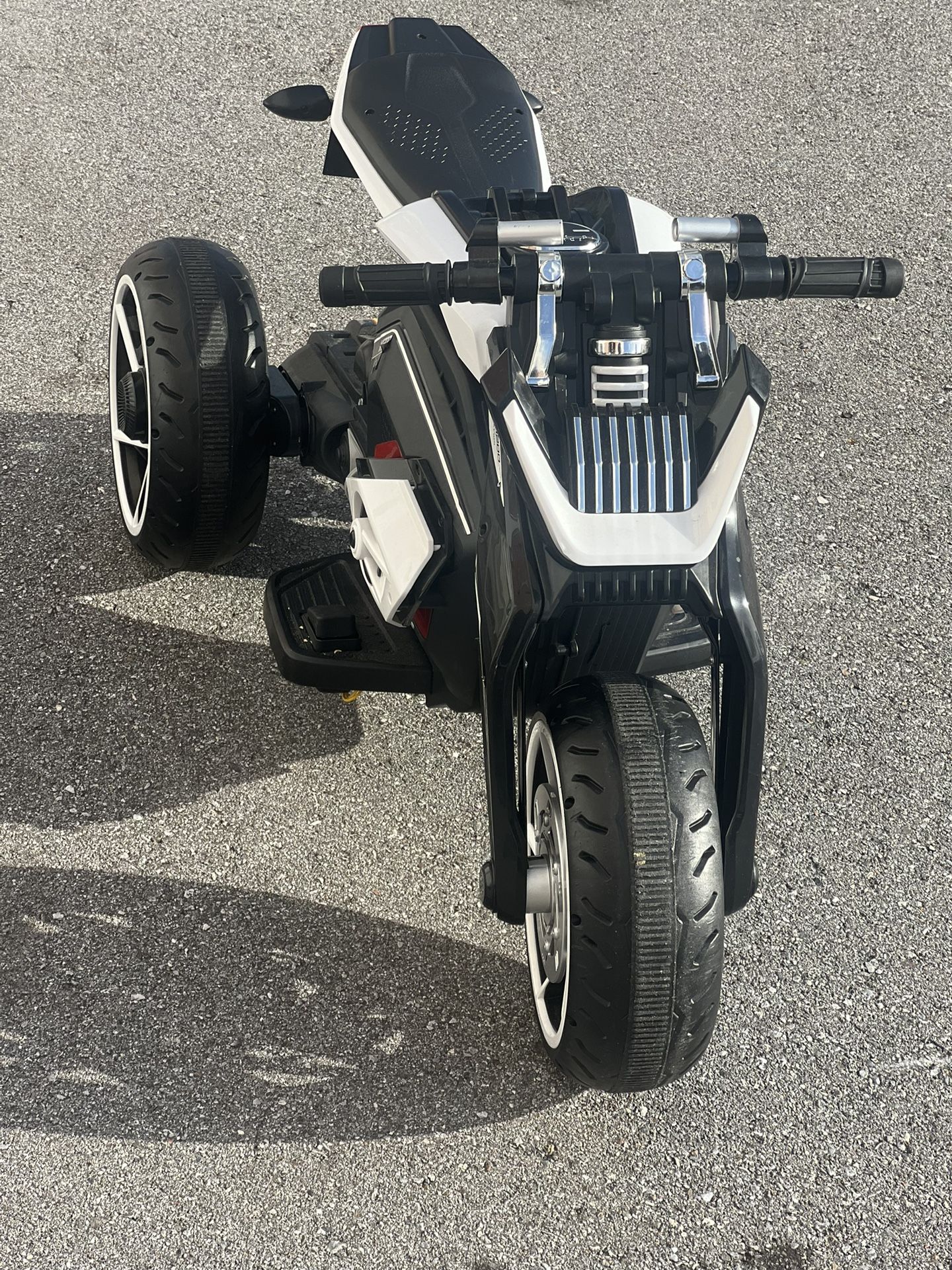 Tobbi 12V Kids Ride On Motorcycle Toys 3 Wheels Electric Trike Motorcycle for Boys and Girls. Missing charger however the battery was charged with and