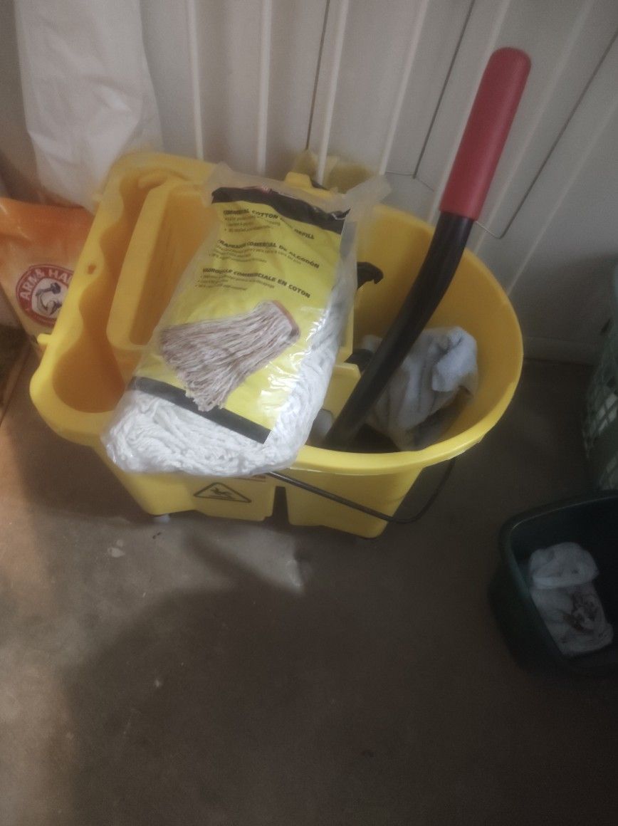 Rubbermaid Industrial Mop Bucket New With New Mop Head