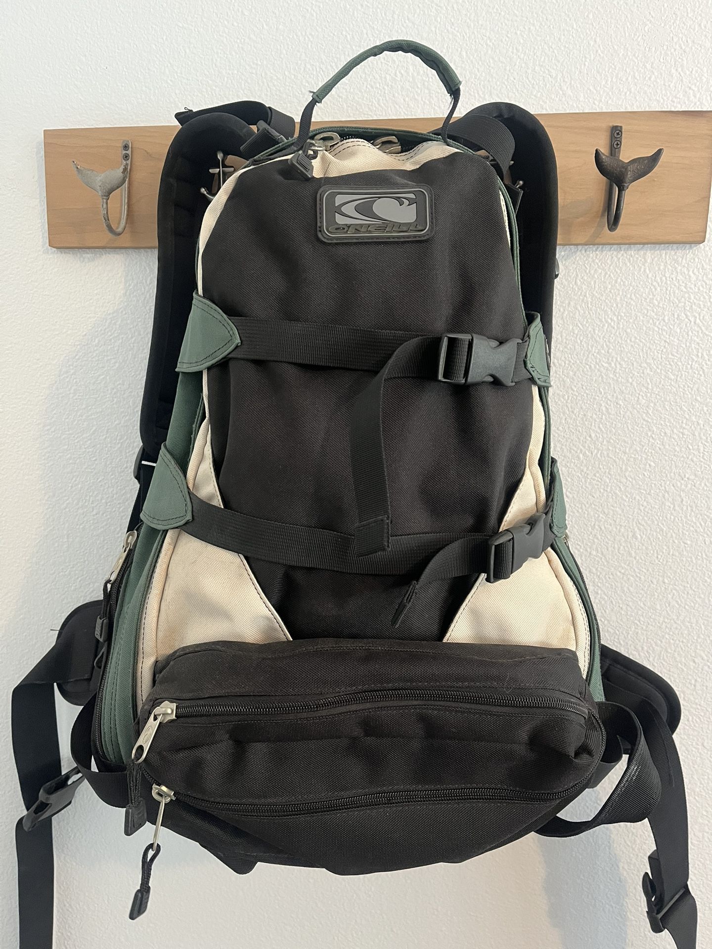 O’Neill Brand Snowboard Backpack Green white and black With Thick Waist Strap