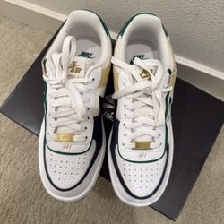 New Women Nike Air Force, Size 7