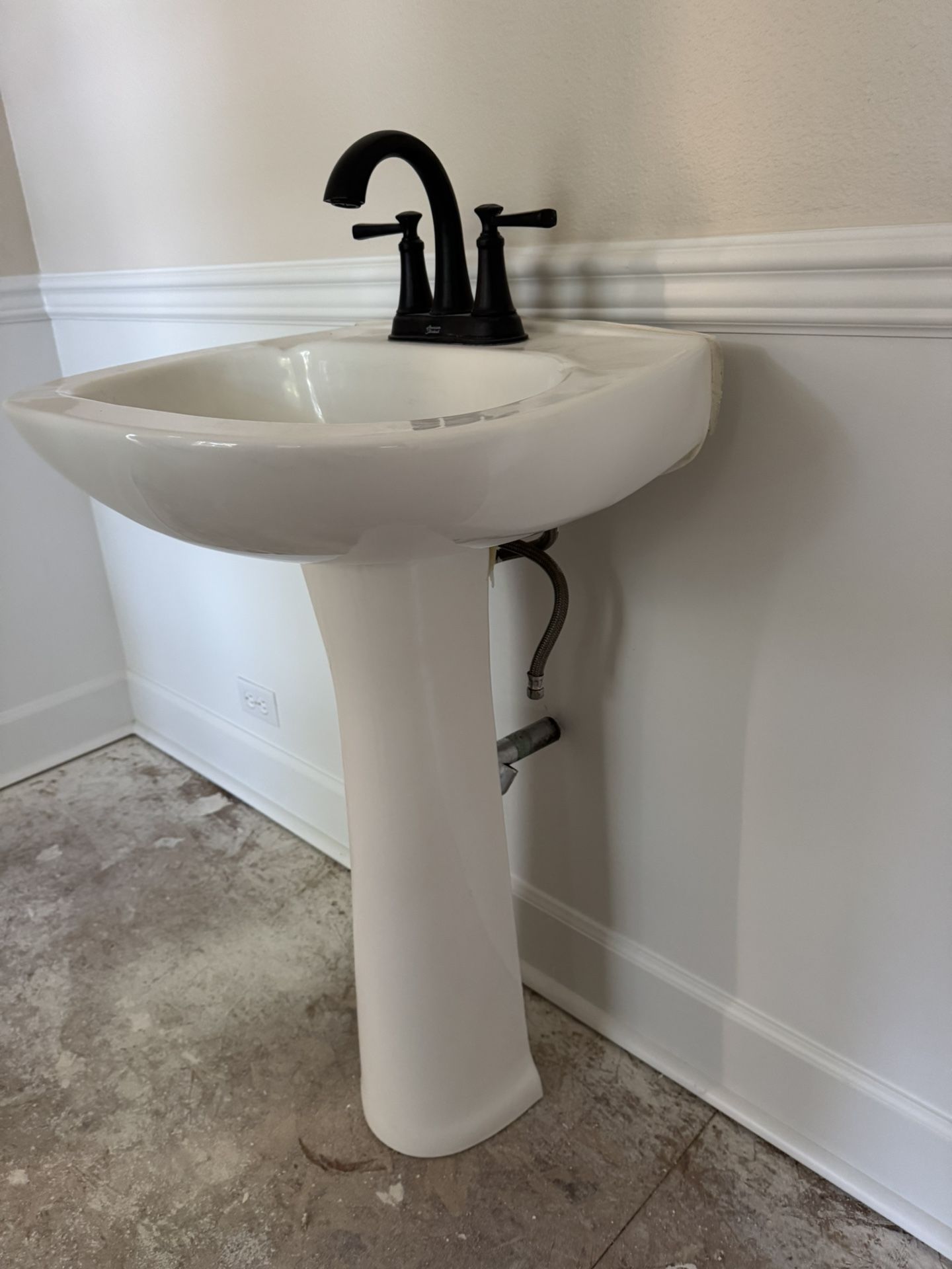 Tulip Sink with the Brand New Faucet For Sale