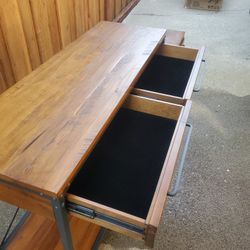 Metal Frame  Solid Rustic Living Room set Looks Like New Table Set