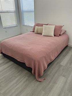 Low Profile Platform Bed Frame and queen size mattress