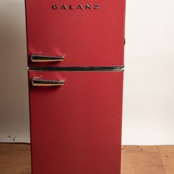 Galanz Vintage Style Refrigerator. 