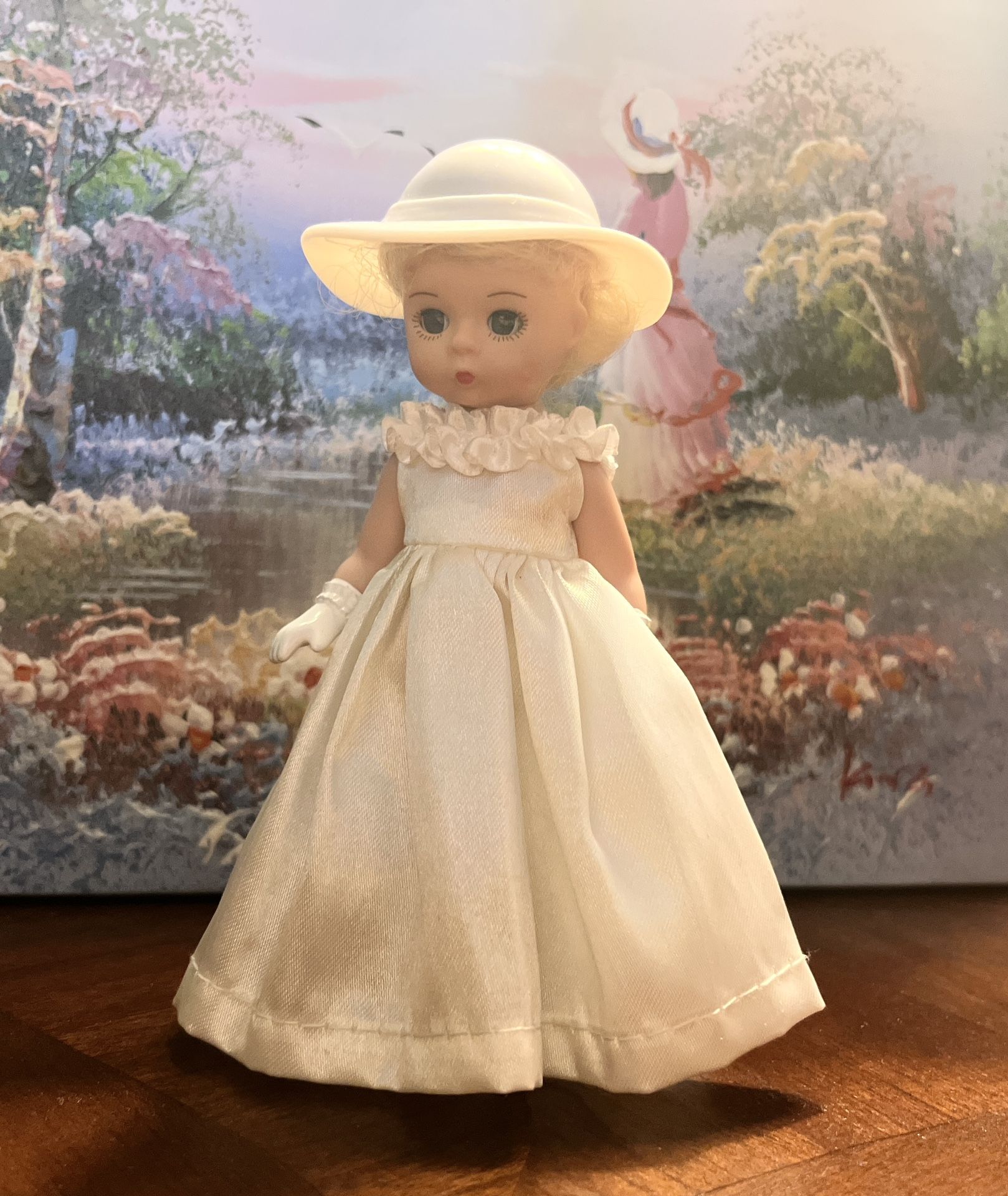 Sleepy Eyed Doll In Off-White - Vintage |B-22