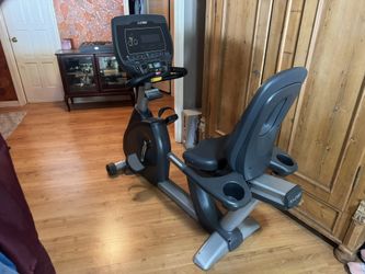 Commercial Grade Like New Cybex 625R Rencumbent Work Out Bike Exercise Bike