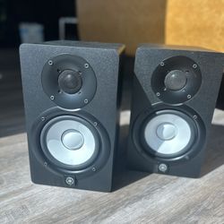 Yamaha HS5 Powered Studio Monitor Black, Pair with Cords!