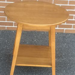 Ethan Allen Country Colors Round End Table Side Table # 14-8404.  Used in good condition with some cosmetic blemishes. These blemishes are in the form