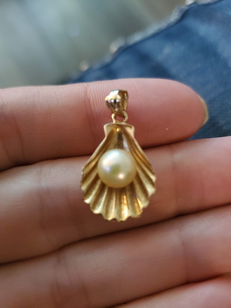 10k Gold  Pendant With Real Pearl. Shell.
