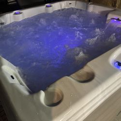 Really Nice 6 Person Strong Spa Hot Tub 220 Volt. This Hot Tub is in Very Nice https://offerup.com/redirect/?o=Q29uZGl0aW9uLml0 has a Lounge Seat with