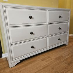 Clean and Nice White 6 Drawer Dresser. 