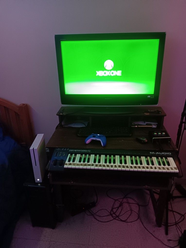 One TB Xbox One With Over 50 Games And Blue Controller.