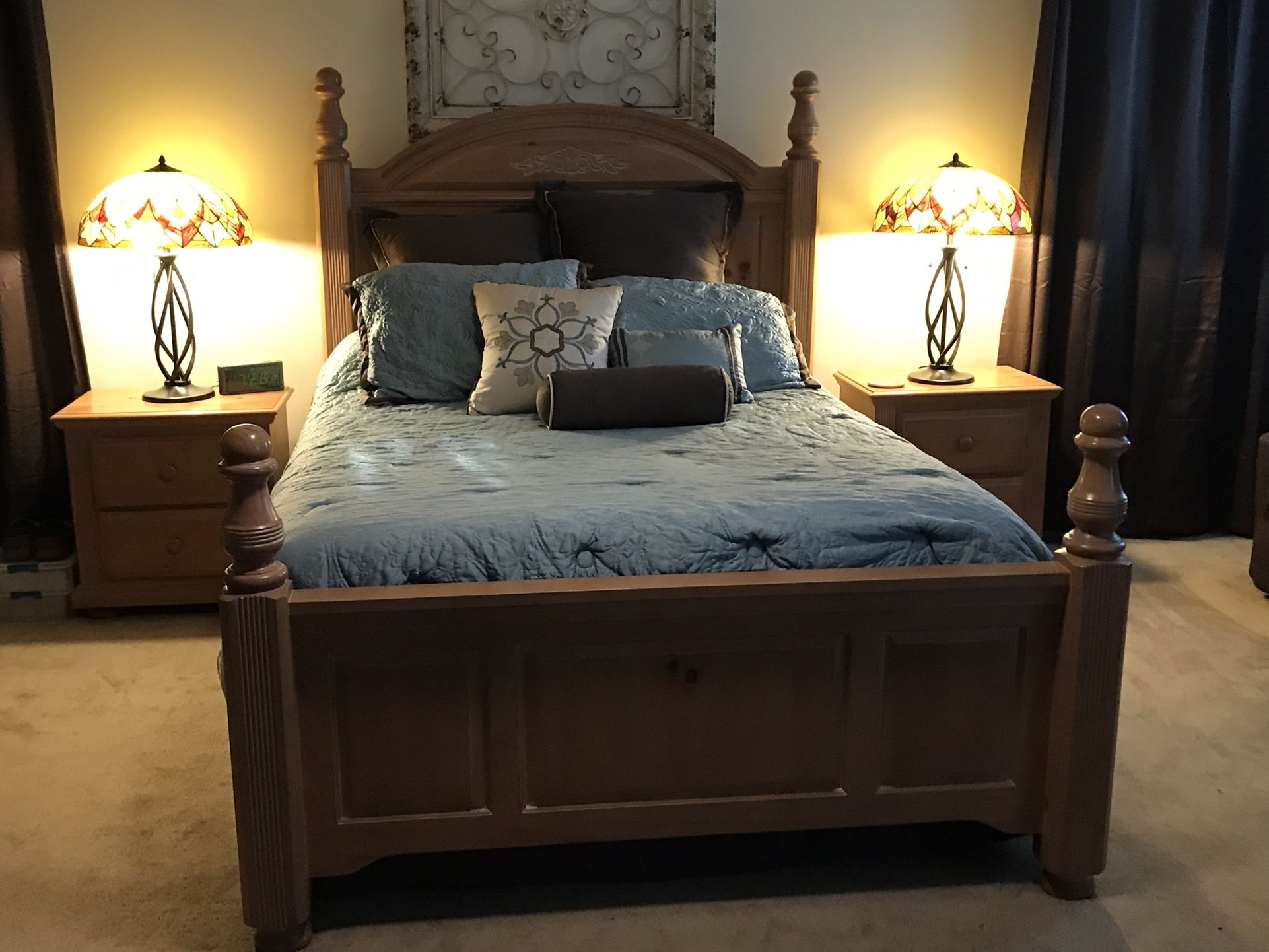 Beautiful Wood Queen Bedroom Set, Used. (Free and recently purchased