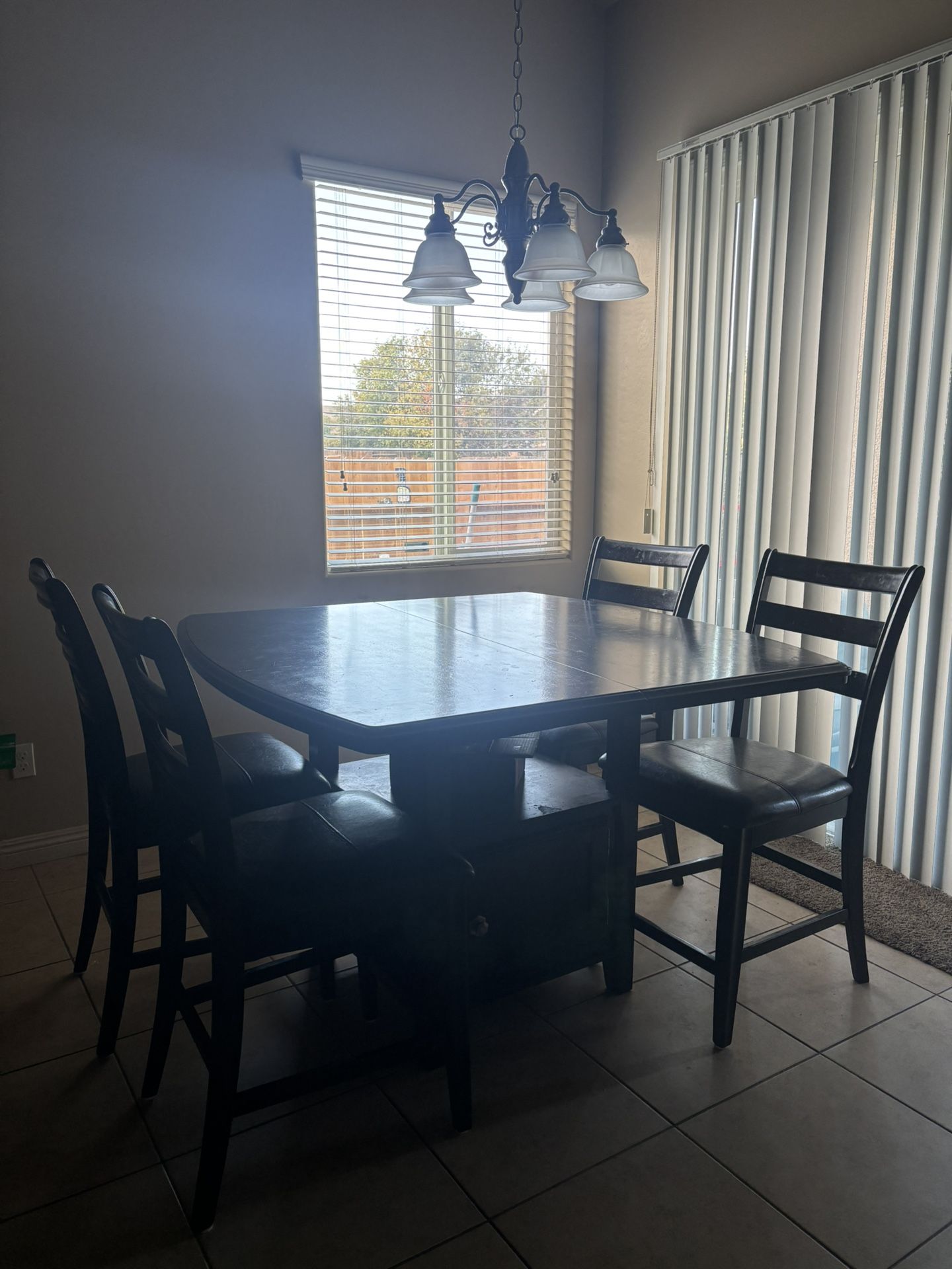 Dining Table & 4 Chairs 