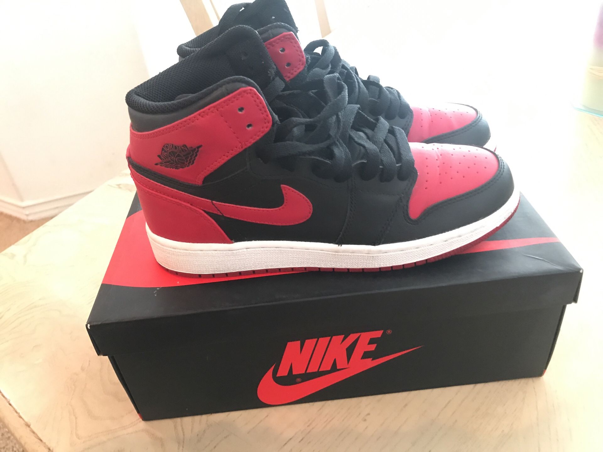 Air Jordan retro 1 Breds.