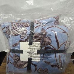 Vera Bradley 50x80 Essential Throw Blanket Brand New (Price Is Firm)