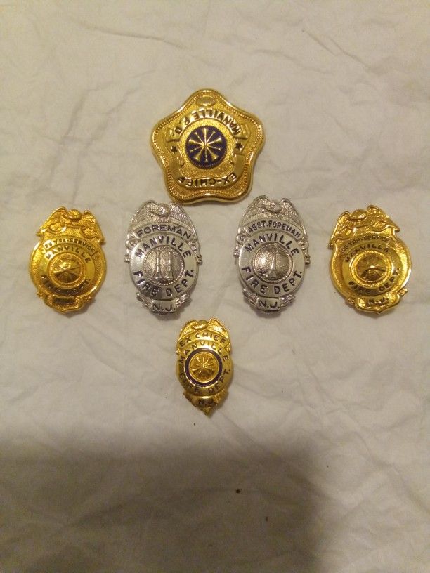 6 VINTAGE AND ANTIQUE  NJ FIRE CHIEF BADGES 