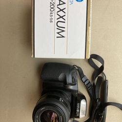 Minolta Maxim 330si 35mm SLR Film Camera With 2 Minolta AF Zoom Lenses