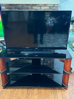 35 inch Sanyo flat screen tv and table for sale excellent condition