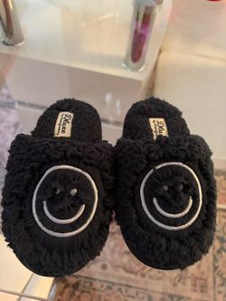 Dearfoams Deluxe Smiley Face Slippers