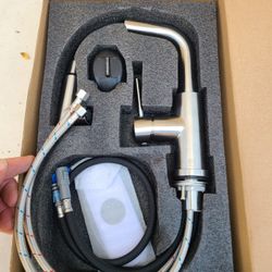 Small faucet with pull out spray
