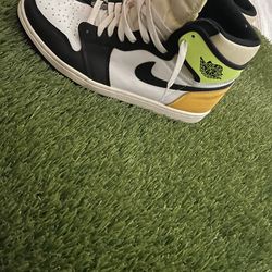 Air Jordan retro 1 hi volt 10.5 men