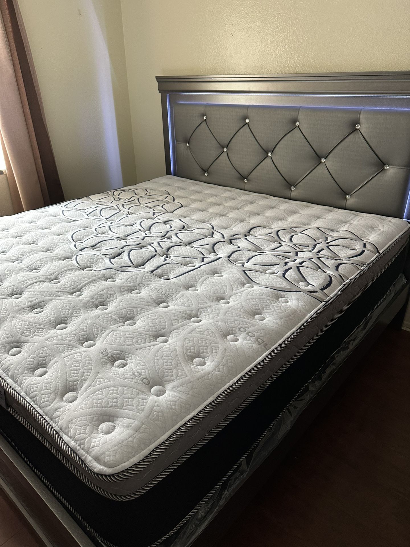 Eastern King Bed Built-In LED Lights / Mattress Included / New In A Box Cama King Size Con Luz LED / Colchon Incluido
