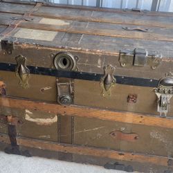Antique Large Steamer Trunk (Perfect Coffee Table )
