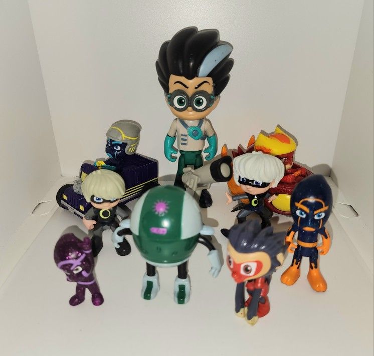 mixed lot of PJ Masks mini figures and vehicle with 7" talking Romeo in working condition 