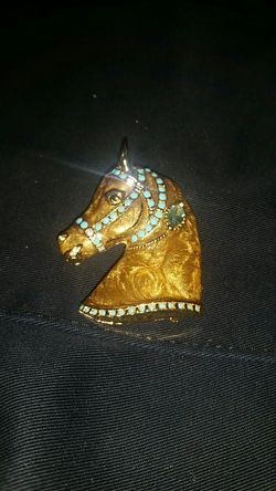 Horse head pin