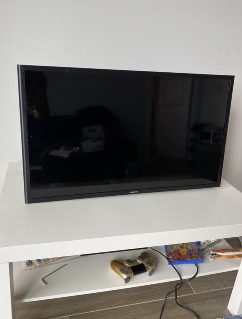 SAMSUNG 32 inch Smart TV with Roku ultra box