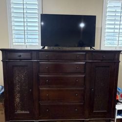 Beautiful Antique Highboy Dresser 7drawers Plus 2 Side Shelves Storage  $250 Or OBO