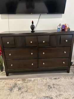 Queen Bedroom Set - Bed Frame, 2 Nightstands & Dresser - Excellent Condition